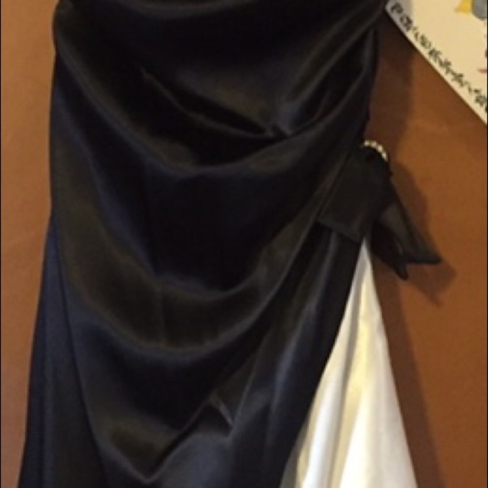 Long black and white formal dress - Picture 2 of 2